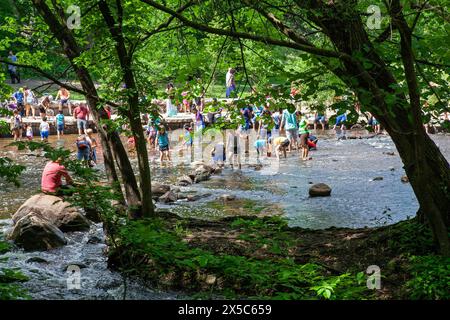 Gli ospiti apprezzano la vita all'aria aperta di Minnehaha Falls/Minnehaha Park a Minneapolis, Minnesota, Stati Uniti. Foto Stock