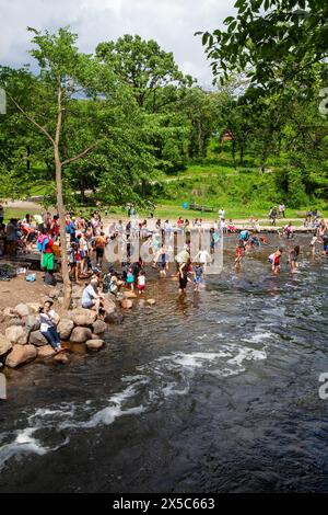 Gli ospiti apprezzano la vita all'aria aperta di Minnehaha Falls/Minnehaha Park a Minneapolis, Minnesota, Stati Uniti. Foto Stock