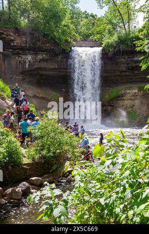Gli ospiti apprezzano la vita all'aria aperta di Minnehaha Falls/Minnehaha Park a Minneapolis, Minnesota, Stati Uniti. Foto Stock