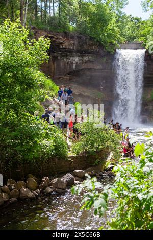 Gli ospiti apprezzano la vita all'aria aperta di Minnehaha Falls/Minnehaha Park a Minneapolis, Minnesota, Stati Uniti. Foto Stock