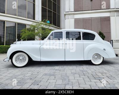 New York City, USA - 21 aprile 2024: 1967 Rolls Royce Austin Princess, auto classica limousine d'epoca parcheggiata all'esterno, vista laterale Foto Stock