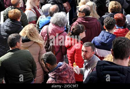 Una folla di persone in una strada a Porto, Portogallo, Europa Foto Stock