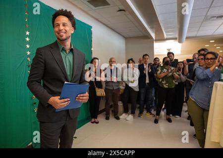 Sacramento, California, Stati Uniti. 8 maggio 2024. presidente della Sacramento State University . Luke Wood aiuta a dedicare il nuovo Jewish Life and Resource Center con studenti e personale mercoledì 8 maggio 2024 a Sacramento. (Credit Image: © Paul Kitagaki Jr./ZUMA Press Wire) SOLO PER USO EDITORIALE! Non per USO commerciale! Foto Stock