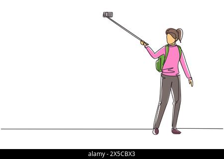 Una linea continua che disegna una donna con zaino sulle spalle. Ragazza che fa foto utilizzando la levetta per selfie e lo smartphone. Attività estive nella natura. Si Illustrazione Vettoriale