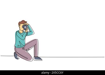 Disegno continuo su una sola linea il fotografo felice sta scattando foto con la fotocamera reflex digitale. Personaggio maschile in piedi a tutta lunghezza e riprese. Fotografia in studio Illustrazione Vettoriale