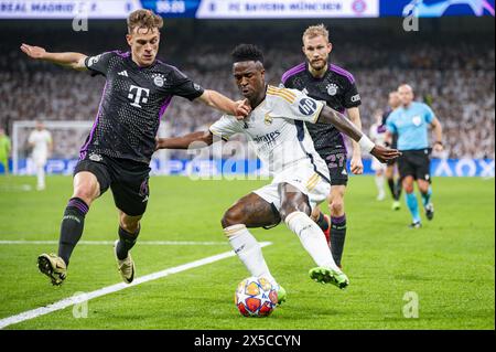 Madrid, Spagna. 8 maggio 2024. MADRID, SPAGNA - 8 MAGGIO: Vinicius Junior del Real Madrid (R) visto in azione contro Joshua Kimmich del Bayern Munchen (L) durante la semifinale di UEFA Champions League contro il Real Madrid e il Bayern Munchen all'Estadio Santiago Bernabeu l'8 maggio 2024 a Madrid, Spagna. Credito: Agenzia fotografica indipendente/Alamy Live News Foto Stock