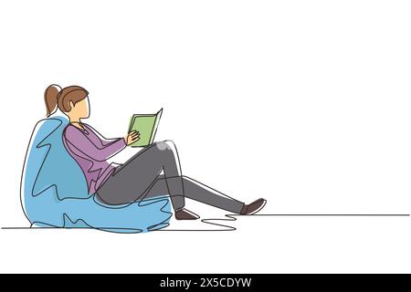Una linea continua che disegna una ragazza sul divano in camera leggendo un libro e riposandosi. Una giovane donna legge un libro sul divano in una casa accogliente. Ragazza seduta sul divano, rea Illustrazione Vettoriale