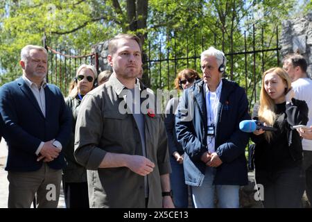 REGIONE DI KIEV, UCRAINA - 8 MAGGIO 2024 - i membri di una delegazione straniera visitano Bucha nell'ambito del vertice internazionale delle città e delle regioni, Bucha, regione di Kiev, Ucraina settentrionale Foto Stock