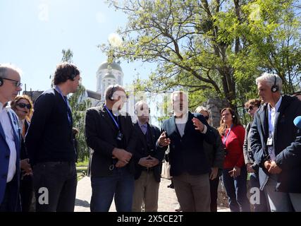 REGIONE DI KIEV, UCRAINA - 8 MAGGIO 2024 - i membri di una delegazione straniera visitano Bucha nell'ambito del vertice internazionale delle città e delle regioni, Bucha, regione di Kiev, Ucraina settentrionale Foto Stock