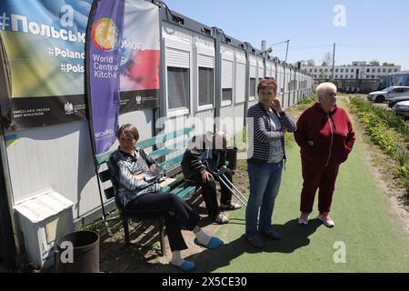 REGIONE DI KIEV, UCRAINA - 8 MAGGIO 2024 - abitanti di una città modulare visitata dai membri di una delegazione straniera nell'ambito del Vertice internazionale delle città e delle regioni, Borodianka, regione di Kiev, Ucraina settentrionale Foto Stock