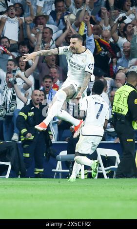 Madrid, Spagna. 8 maggio 2024. Joselu (top) del Real Madrid celebra il suo gol durante la semifinale di UEFA Champions League contro il Real Madrid e il Bayern Monaco allo stadio Santiago Bernabeu, a Madrid, in Spagna, l'8 maggio 2024. Crediti: Gustavo Valiente/Xinhua/Alamy Live News Foto Stock