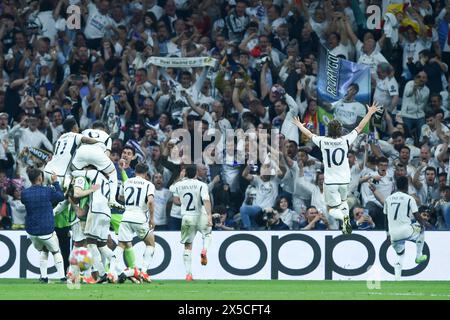 Madrid, Spagna. 8 maggio 2024. I giocatori del Real Madrid festeggiano il punteggio ottenuto durante la semifinale di andata e ritorno della UEFA Champions League tra il Real Madrid e il Bayern Monaco allo stadio Santiago Bernabeu, a Madrid, in Spagna, l'8 maggio 2024. Crediti: Gustavo Valiente/Xinhua/Alamy Live News Foto Stock