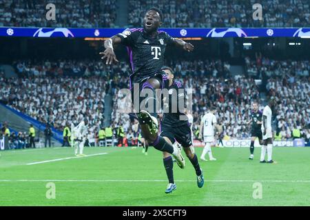 Madrid, Spagna. 8 maggio 2024. Alphonso Davies del Bayern Monaco celebra il punteggio ottenuto durante la semifinale di UEFA Champions League contro il Real Madrid e il Bayern Monaco allo stadio Santiago Bernabeu, a Madrid, in Spagna, l'8 maggio 2024. Crediti: Gustavo Valiente/Xinhua/Alamy Live News Foto Stock