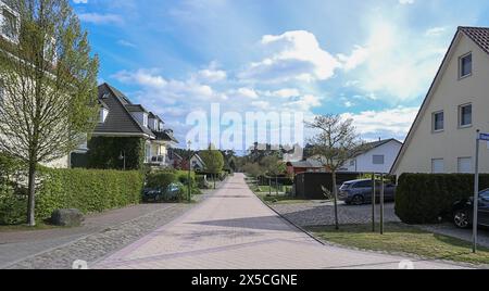 Tranquilla zona residenziale con case indipendenti ben tenute, strade pulite e marciapiedi in una giornata di sole. Complesso di case vacanze Koserow . Isola del Mar Baltico Foto Stock