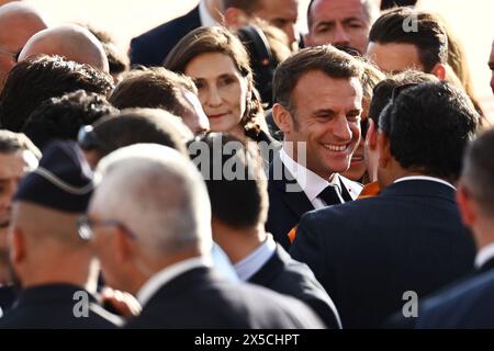 Marsiglia, Francia. 8 maggio 2024. Il presidente francese Emmanuel Macron partecipa a una cerimonia di benvenuto alla fiamma olimpica di Parigi 2024 al Vieux-Port (Porto Vecchio) di Marsiglia, nel sud della Francia, l'8 maggio 2024. Crediti: Julien Mattia/Xinhua/Alamy Live News Foto Stock