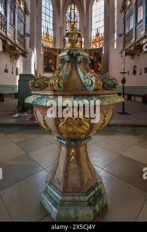 Fonte battesimale nella chiesa cittadina di Santa Maria, Hersbruck, Media Franconia, Baviera, Germania Foto Stock