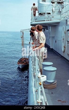 Cutter Maneuver, Soldiers, 56th foreign training voyage, training ship Germany, German Navy, Atlantic, luglio 1982, vintage, retrò, vecchio, storico Foto Stock