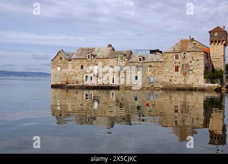 Antica fortificazione dal Mediterraneo riflessa nell'acqua, città di Kastela, Spalato, Dalmazia, Croazia Foto Stock