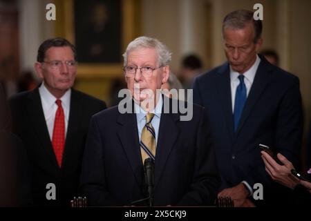 Washington, Vereinigte Staaten. 8 maggio 2024. Mitch McConnell (Repubblicano del Kentucky), leader delle minoranze senatoriali degli Stati Uniti, risponde alle domande dei giornalisti durante una conferenza stampa a seguito del pranzo politico repubblicano del Senato nel corridoio dell'Ohio Clock presso il Campidoglio degli Stati Uniti a Washington, DC, mercoledì 8 maggio 2024. Credito: Rod Lamkey/CNP/dpa/Alamy Live News Foto Stock