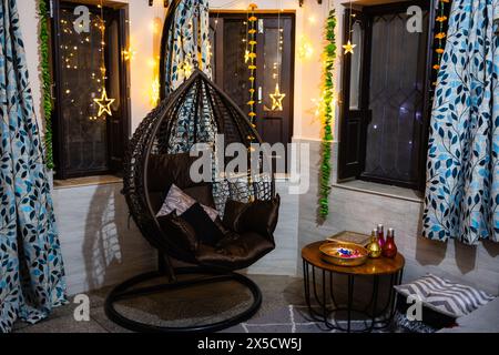 vista interna della casa decorata con altalena di ferro e luce del traghetto in occasione di un festival speciale Foto Stock