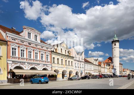 Namesti Miru, kostel Narozeni Panny Marie z 1751 a Mestska vez z 1592, Domazlice, Ceska republika / Torre cittadina e chiesa della Vergine Maria, Domazlice, Czec Foto Stock