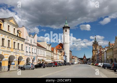 Namesti Miru, kostel Narozeni Panny Marie z 1751 a Mestska vez z 1592, Domazlice, Ceska republika / Torre cittadina e chiesa della Vergine Maria, Domazlice, Czec Foto Stock