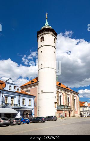 Namesti Miru, kostel Narozeni Panny Marie z 1751 a Mestska vez z 1592, Domazlice, Ceska republika / Torre cittadina e chiesa della Vergine Maria, Domazlice, Czec Foto Stock