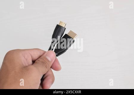 Adattatore HDMI mini HDMI isolato su sfondo bianco Foto Stock