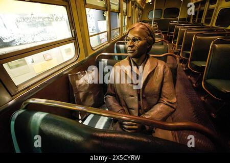 Statua al National Civil Rights Museum di Memphis, Tennessee, raffigura Rosa Parks e l'inizio del boicottaggio degli autobus di Montgomery, Alabama, nel 1955-56. Foto Stock