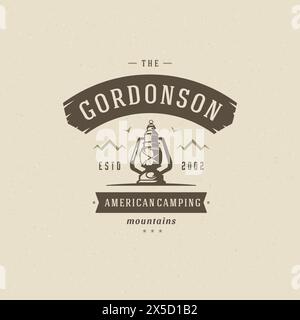 Immagine vettoriale del logo Camping. Avventura all'aperto, lanterna e montane, camicia, francobollo stampato. Distintivo tipografico vintage Illustrazione Vettoriale