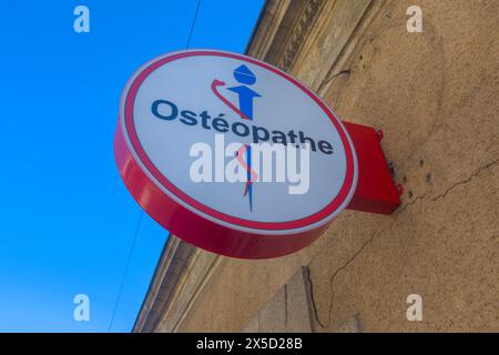 Bordeaux , Francia - 04 24 2024 : osteopathe marchio francese di facciata osteopata e logo di testo d'ingresso in francia Foto Stock