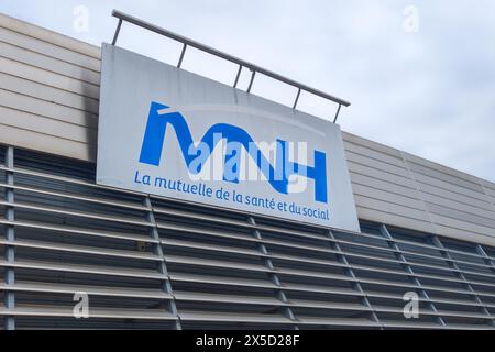 Bordeaux , Francia - 04 24 2024 : MNH Mutuelle nationale des hospitaliers mutuo nazionale dei ricoveri segno di testo e logo brand chain of Agency com Foto Stock