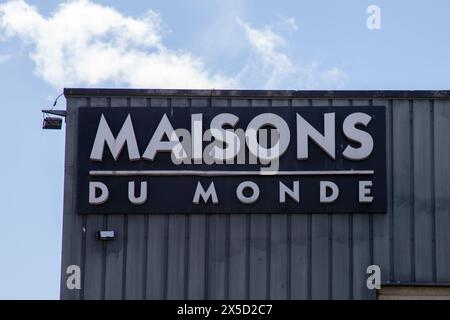 Bordeaux , Francia - 04 29 2024 : testo del logo maisons du monde e insegna del marchio sulla facciata del negozio d'ingresso catena decorativa Foto Stock