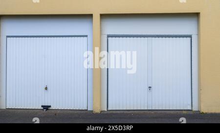 facciata della casa doppia porta del garage in pvc sezionabile chiuso Foto Stock