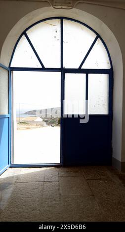 Asinara, Italia. 11 agosto 2021. La vista del mare dalla porta del museo della prigione sulla collina dell'isola. Foto Stock