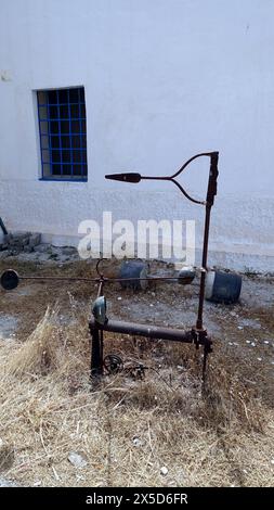 Asinara, Italia. 11 agosto 2021. Antichi strumenti nel cortile del museo della prigione sulla collina dell'isola. Foto Stock