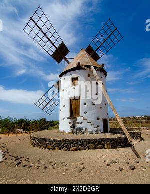 El Cotillo Fuerteventura Canarie 5 giugno 2017: Mulino a vento tradizionale nelle Isole Canarie Foto Stock