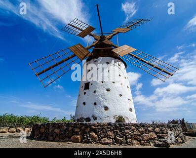 El Cotillo Fuerteventura Canarie 5 giugno 2017: Mulino a vento tradizionale nelle Isole Canarie Foto Stock