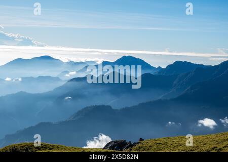 Vette infinite delle Montagne centrali sul Nenggao Historical Trail, Nantou, Taiwan Foto Stock