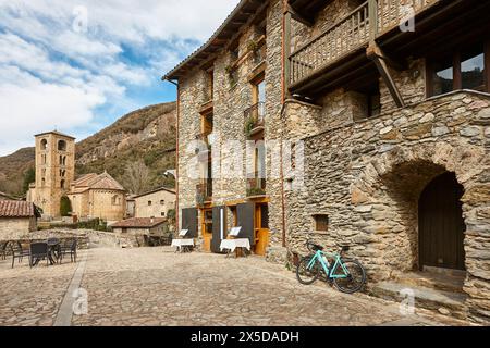 Tradizionale borgo medievale con chiesa romanica a Girona, Catalogna. Spagna Foto Stock