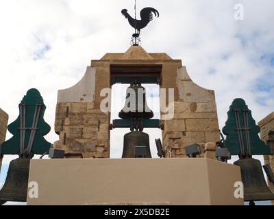 Campanile in stile gotico del XIII secolo con campane e galli. Cattedrale di Faro, (sé de Faro), Portogallo. Foto Stock