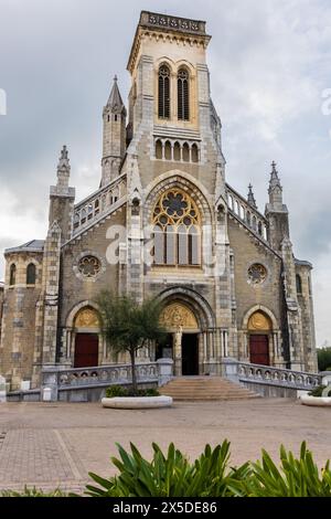 La Chiesa di Sant'Eugenia, una chiesa neogotica in pietra grigia che si affaccia su Port Vieux. Biarritz, Pirenei Atlantici, Francia. Foto Stock