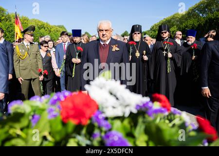 Berlino, Germania. 9 maggio 2024. Sergei Yuryevich Nechayev (M), Ambasciatore della Federazione Russa presso la Repubblica Federale di Germania, si trova di fronte alle corone commemorative del Memoriale di guerra sovietico nel Parco Treptow. L'8 e il 9 maggio segnano il 79° anniversario della liberazione dal nazionalsocialismo. Crediti: Christoph Soeder/dpa/Alamy Live News Foto Stock