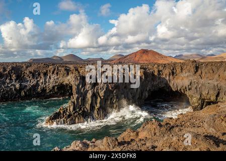 Los Hervideros è un impressionante insieme di formazioni rocciose sulla costa occidentale dell'isola di Lanzarote, Isole Canarie, Spagna Foto Stock