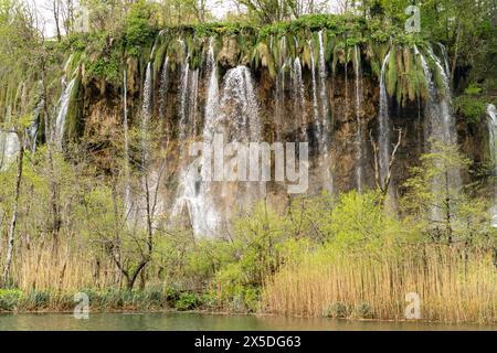 Der Wasserfall Veliki Prstavac im Nationalpark Plitvicer Seen, Kroatien, Europa | la cascata Veliki Prstavac nei laghi superiori, Plitvice Lakes Na Foto Stock