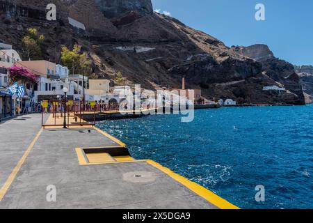 Santorini, Grecia, 4 maggio 2024. Vista del porto di Fira con i suoi negozi. Foto Stock