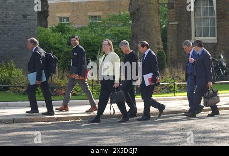 Vice-Cancelliere e presidente del King's College London, Shitij Kapur (seconda sinistra), Vice-Cancelliere dell'Università di Bristol, Evelyn Welch (terza sinistra), Sasha Roseneil (quarta sinistra), Vice-Cancelliere dell'Università del Sussex, e hai-sui Yu, Vice-Cancelliere e Presidente dell'Università di Leeds, arrivano a Downing Street, Londra, per un incontro al numero 10 per discutere gli sforzi per affrontare l'antisemitismo nel campus e proteggere gli studenti ebrei. Data foto: Giovedì 9 maggio 2024. Foto Stock