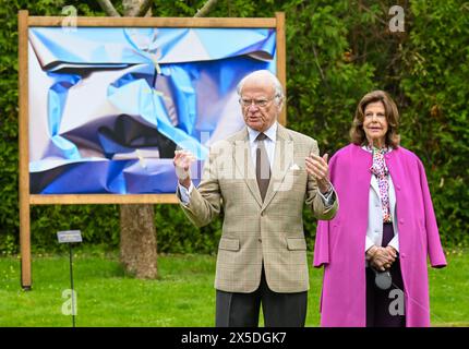 Borgholm, Svezia. 8 maggio 2024. BORGHOLM 20240508King Carl Gustaf insieme alla Regina Silvia ha inaugurato quest'anno la nuova mostra all'aperto a Sollidens Slott con opere del defunto artista Yrjö Edelmann dove Kjell Gehammar e il figlio di Yrjö Adam Edelmann hanno realizzato una selezione delle opere di Edelmann foto: Jonas Ekströmer/TT/code 10030 credito: TT News Agency/Alamy Live News Foto Stock