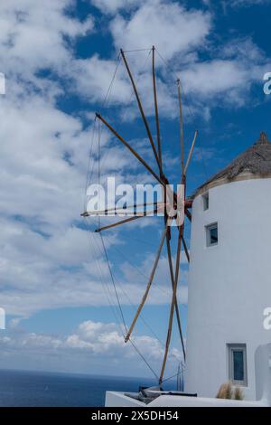 Santorini, Grecia, 5 maggio 2024. Oia, Vista del villaggio con il mulino a vento Foto Stock