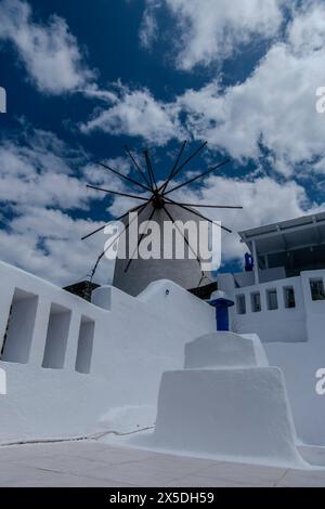 Santorini, Grecia, 5 maggio 2024. Oia, Vista del villaggio con il mulino a vento Foto Stock